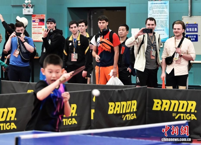 4月11日,“青年之友”中美青少年友好交流暨中美“乒乓外交”55周年纪念活动在河北石家庄举行。图为活动嘉宾参访河北正定国家乒乓球训练基地。中新社记者 翟羽好 摄 4月11日,“青年之友”中好青少年友爱交换暨中好“乒乓中接”55周年龄思举动正在河北石家庄举办。图为举动高朋参访河北正定邦家乒乓球练习基天。中新社记者 翟羽好 摄