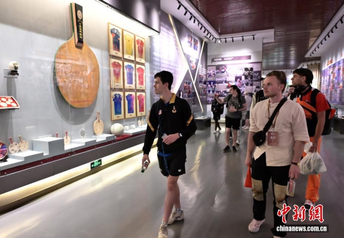 4月11日,“青年之友”中美青少年友好交流暨中美“乒乓外交”55周年纪念活动在河北石家庄举行。图为活动嘉宾参访河北正定国家乒乓球训练基地。中新社记者 翟羽好 摄 4月11日,“青年之友”中好青少年友爱交换暨中好“乒乓中接”55周年龄思举动正在河北石家庄举办。图为举动贵客参访河北正定邦家乒乓球练习基天。中新社记者 翟羽好 摄